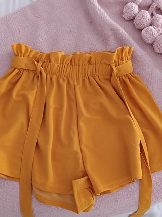 Pantalón corto color mostaza