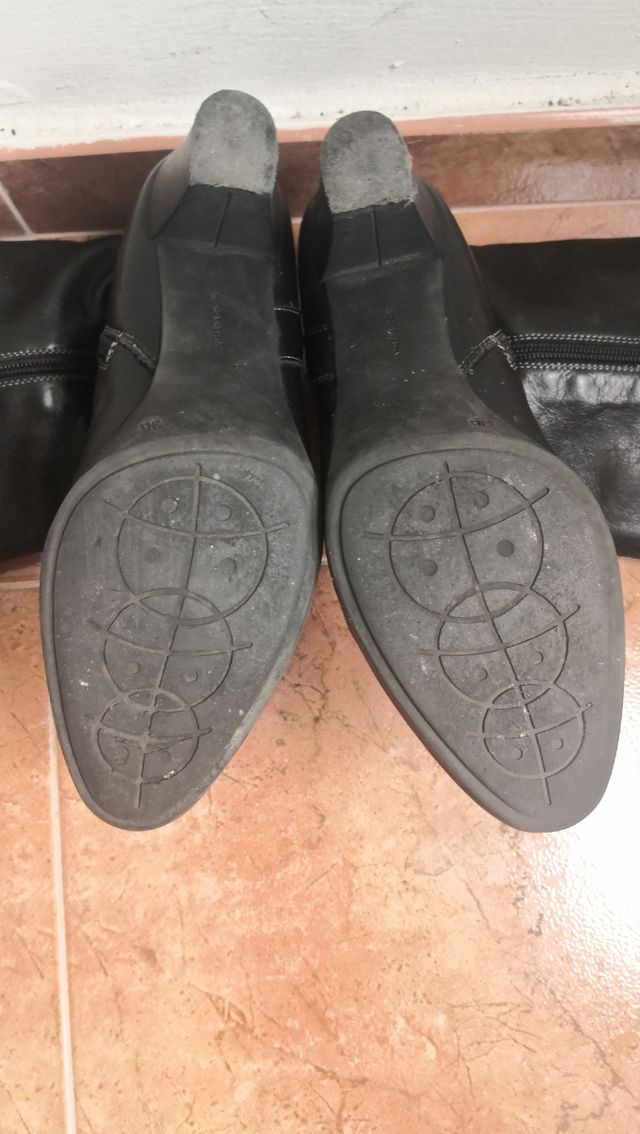 Botas negras de piel con tacón.