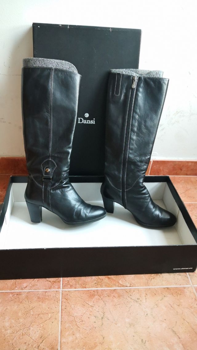 Botas negras de piel con tacón.