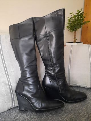 Botas altas de piel negra con cuña