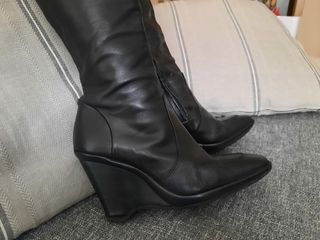 Botas altas de piel negra con cuña