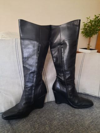 Botas altas de piel negra con cuña