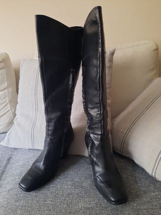 Botas altas de piel negra con cuña