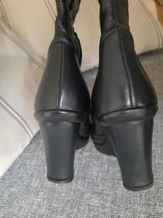 Botas altas de piel negra con cuña