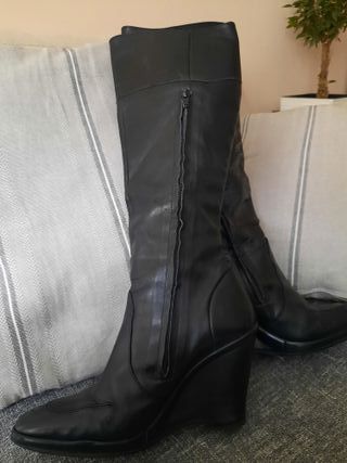 Botas altas de piel negra con cuña