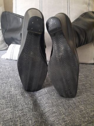 Botas altas de piel negra con cuña