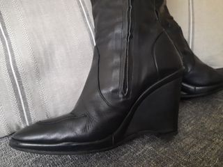 Botas altas de piel negra con cuña