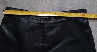 Minifalda mujer en cuero negro. Talla 36