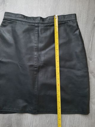Minifalda mujer en cuero negro. Talla 36