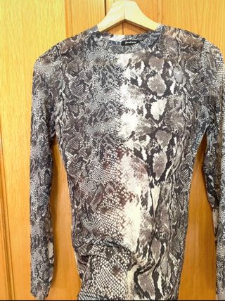 camiseta serpiente stradivarius