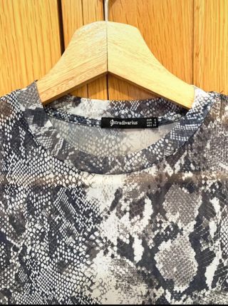 camiseta serpiente stradivarius
