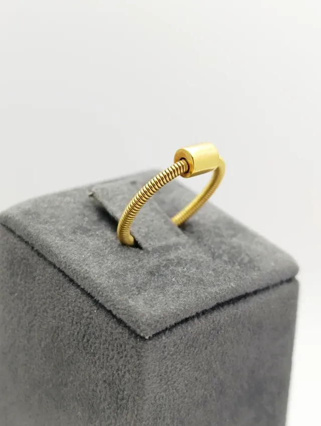 Anillo de oro amarillo 18K con diseño tubular.