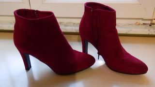 Botines de tacón color granate