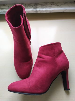 Botines de tacón color granate