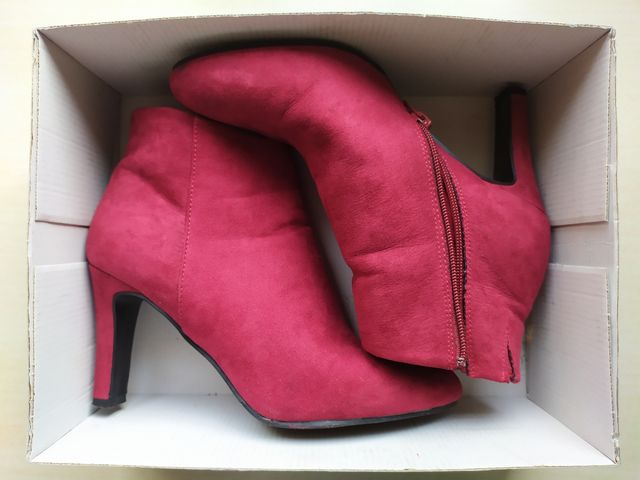 Botines de tacón color granate