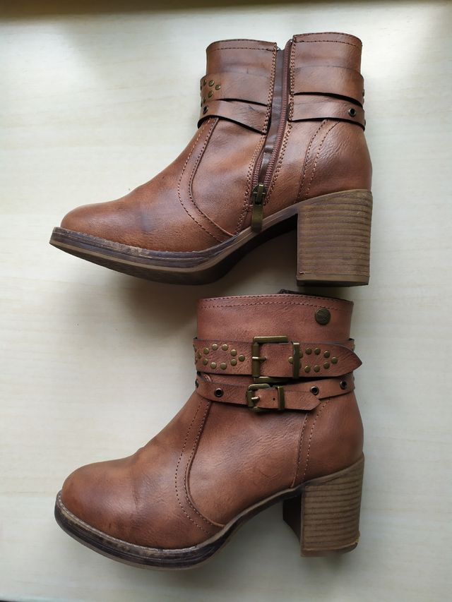 Botas marrones con tachuelas