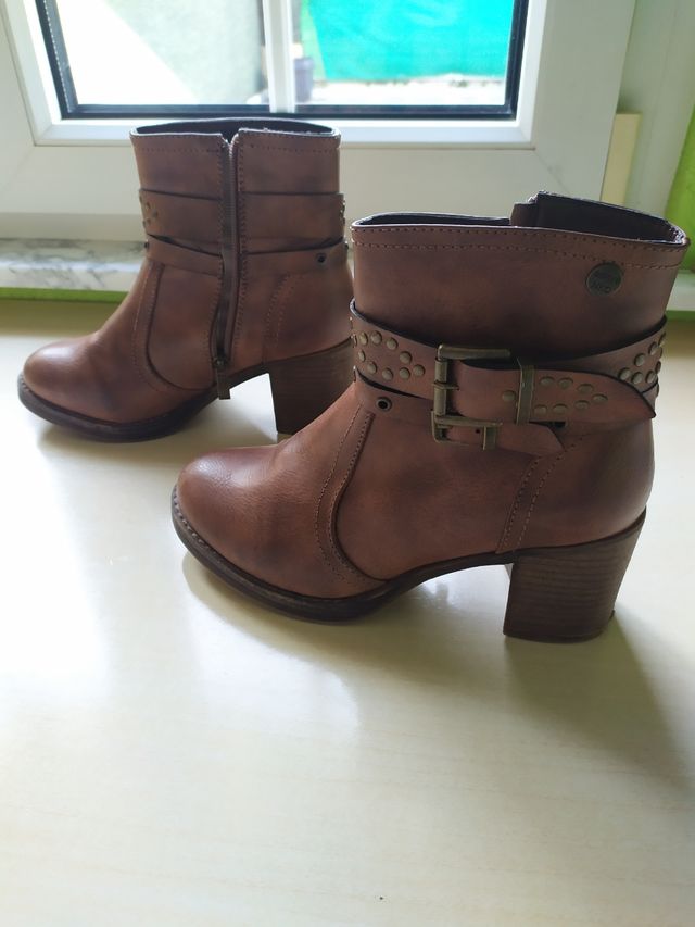 Botas marrones con tachuelas