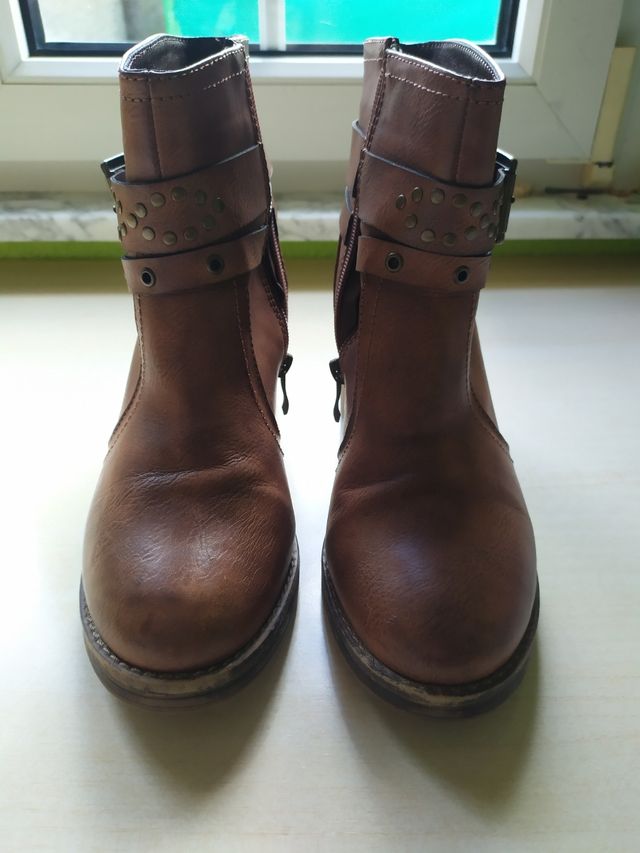 Botas marrones con tachuelas