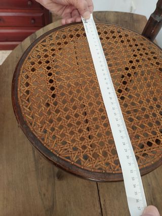PEQUEÑA SILLA DE REJILLA