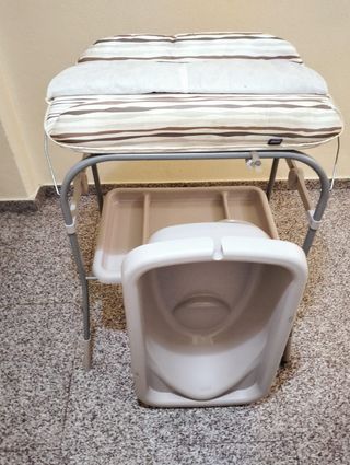 Bañera y cambiador para bebé.