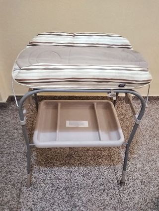 Bañera y cambiador para bebé.