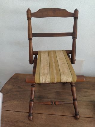 PEQUEÑA SILLA PLEGABLE DECORATIVA