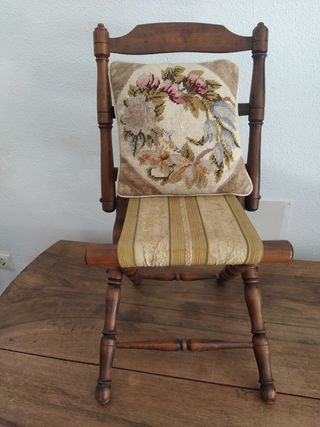 PEQUEÑA SILLA PLEGABLE DECORATIVA