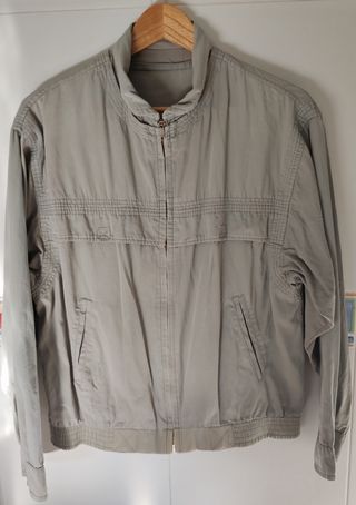 Cazadora gris. Talla XL. Con cremallera 
