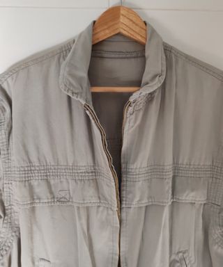 Cazadora gris. Talla XL. Con cremallera 