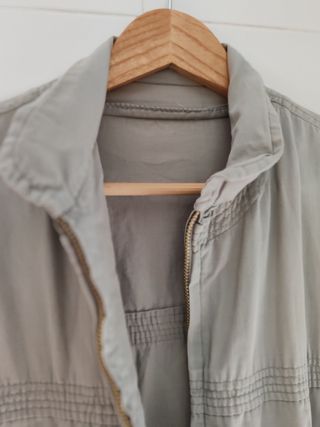 Cazadora gris. Talla XL. Con cremallera 