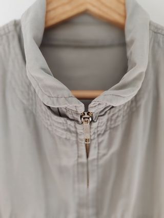 Cazadora gris. Talla XL. Con cremallera 
