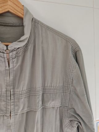Cazadora gris. Talla XL. Con cremallera 