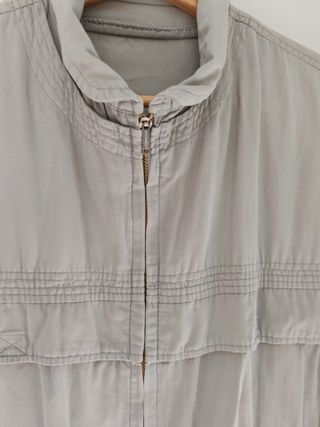 Cazadora gris. Talla XL. Con cremallera 