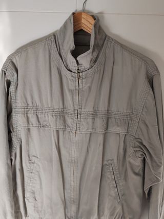 Cazadora gris. Talla XL. Con cremallera 