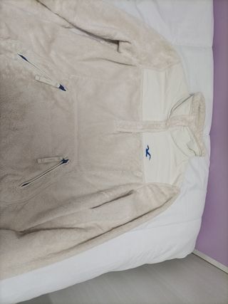 Sudadera Hollister de pelo blanco