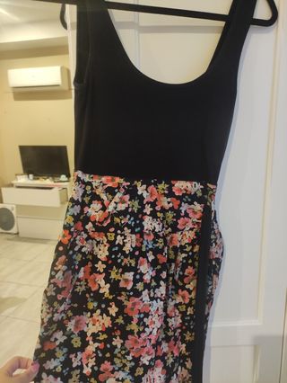 Vestido negro con falda de tubo floral
