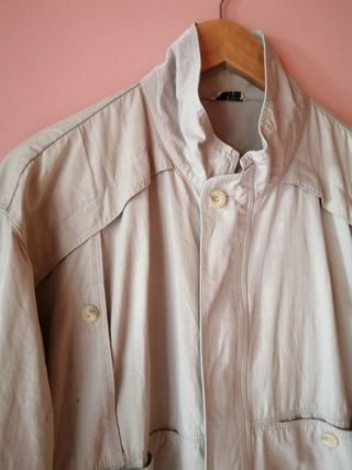 Cazadora beige. Talla XXL. Cremallera y botones. 
