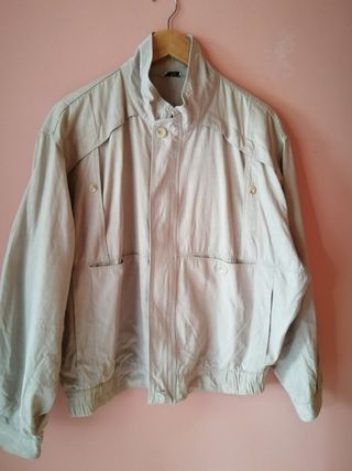 Cazadora beige. Talla XXL. Cremallera y botones. 
