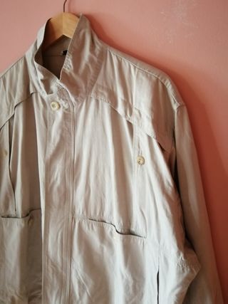 Cazadora beige. Talla XXL. Cremallera y botones. 