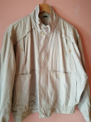 Cazadora beige. Talla XXL. Cremallera y botones. 