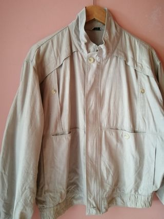 Cazadora beige. Talla XXL. Cremallera y botones. 