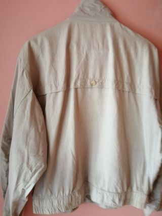 Cazadora beige. Talla XXL. Cremallera y botones. 
