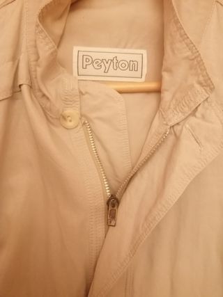 Cazadora beige. Talla XXL. Cremallera y botones. 