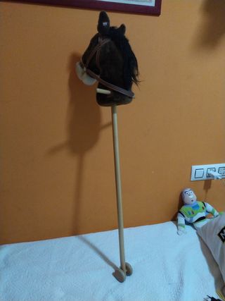 Caballo de palo de juguete