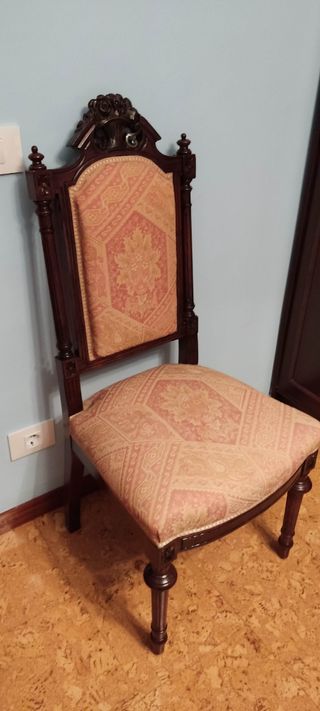 2 sillas antiguas de madera tapizadas