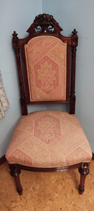 2 sillas antiguas de madera tapizadas