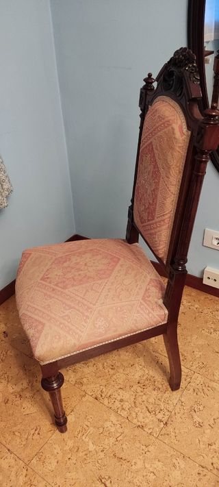 2 sillas antiguas de madera tapizadas