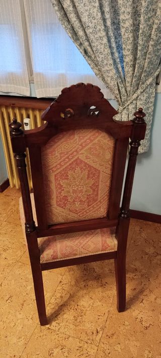 2 sillas antiguas de madera tapizadas