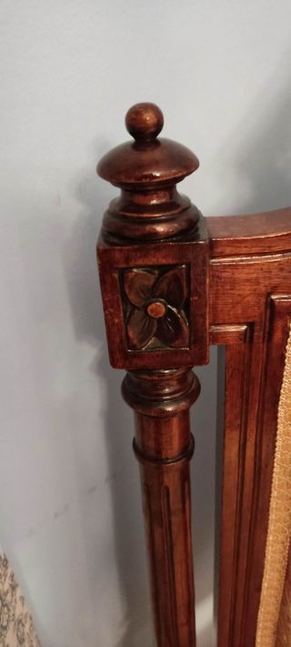 2 sillas antiguas de madera tapizadas