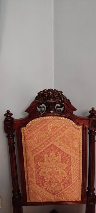 2 sillas antiguas de madera tapizadas